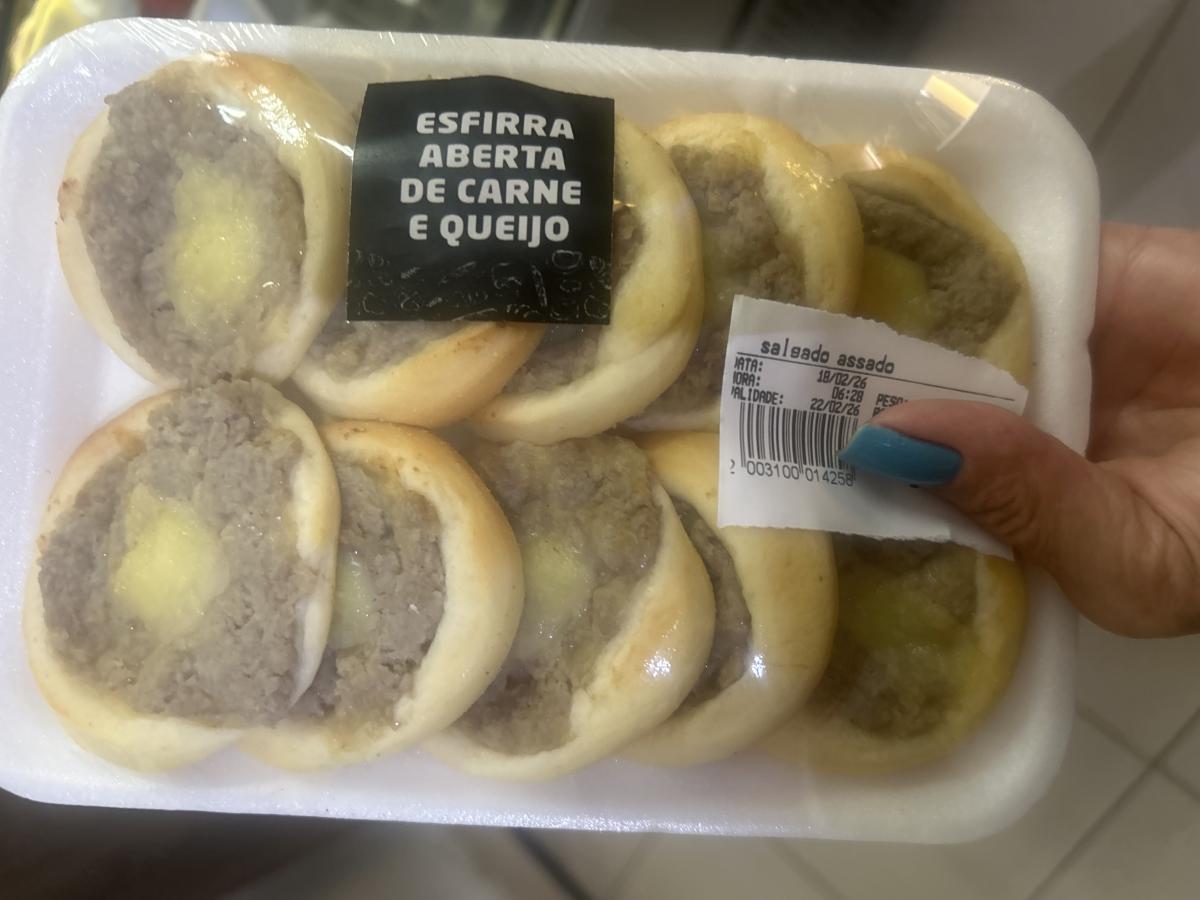 Esfirra aberta carne e queijo